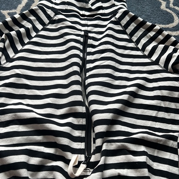 Lulu Lemon sweatshirt - Picture 6 of 9